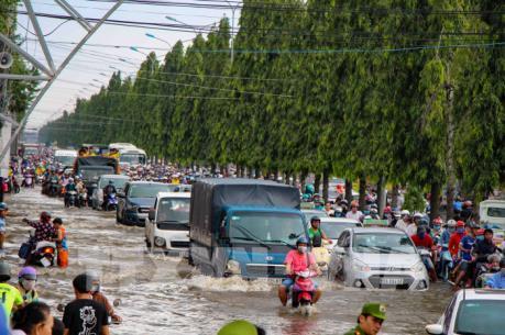Triều cường vượt báo động III, nội đô Cần Thơ biến thành sông