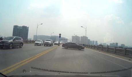 Xe ô tô quay đầu trên cầu Vĩnh Tuy gây va chạm liên hoàn