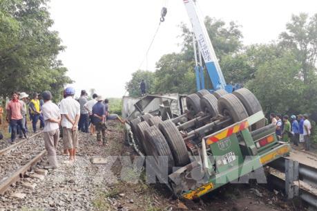 Xe đầu kéo va chạm với tàu hỏa tại Ninh Thuận