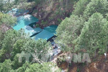 Cưỡng chế, tháo dỡ nhà không phép “mọc" giữa rừng thông Đà Lạt