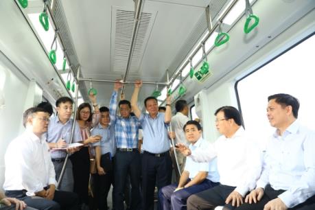 Phó Thủ tướng Trịnh Đình Dũng thị sát tuyến đường sắt Cát Linh - Hà Đông