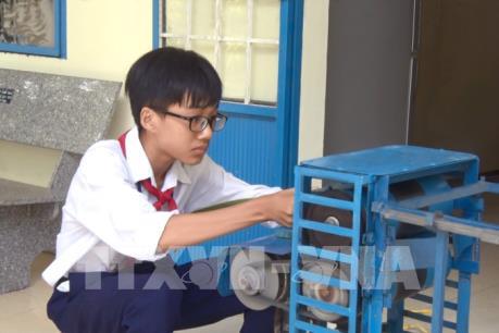 Học sinh lớp 9 chế tạo máy chuốt lá dừa