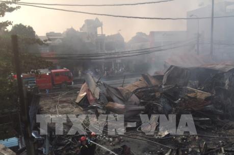 Thanh Hóa: Cháy chợ tạm, 400 gian hàng bị thiêu rụi