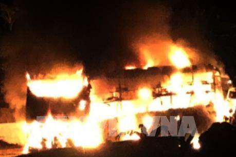 Xe khách giường nằm bốc cháy dữ dội trên đường Hồ Chí Minh