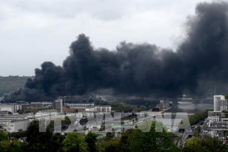 Vụ cháy nhà máy hóa chất ở Pháp có thể làm phát tán dioxine