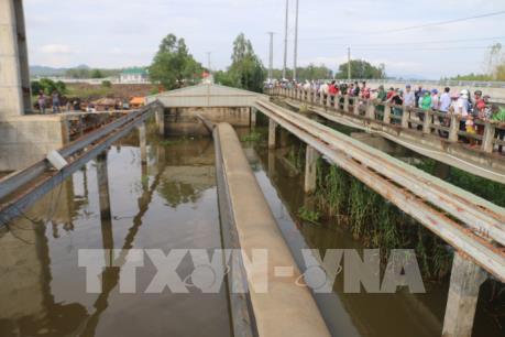 Chính thức vận hành đập tràn kiểm soát lũ Trà Sư