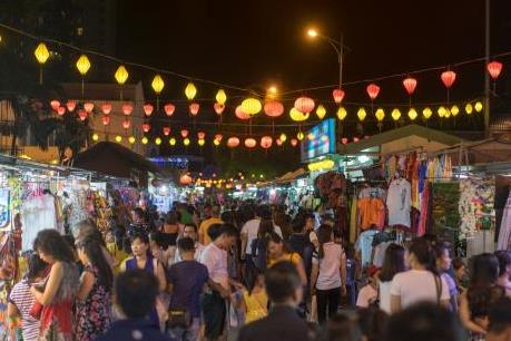 Ở Việt Nam, khách du lịch làm gì khi màn đêm buông xuống?