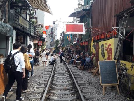 Bộ Giao thông Vận tải đề nghị giải tán tụ điểm cà phê trên đường tàu tại Hà Nội