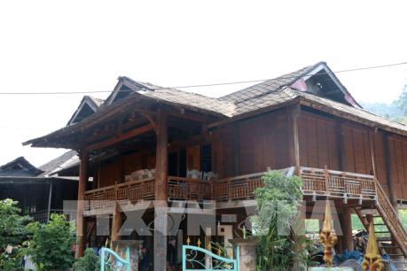 Độc đáo mái nhà sàn lợp bằng đá của người Thái trắng ở thị xã Mường Lay