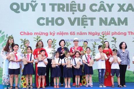 Vinamilk  trồng hơn 60.000 cây xanh và trao 119.000 ly sữa cho trẻ em Hà Nội