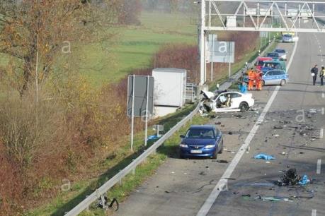 Đức: Xe tải lao vào ô tô đang dừng đỗ khiến nhiều người bị thương