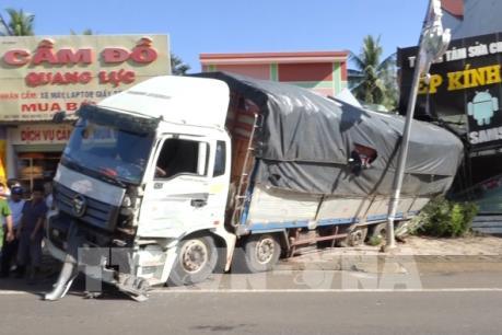 Xe tải chở củ mì mất thắng, tuột dốc, đâm sập nhà dân