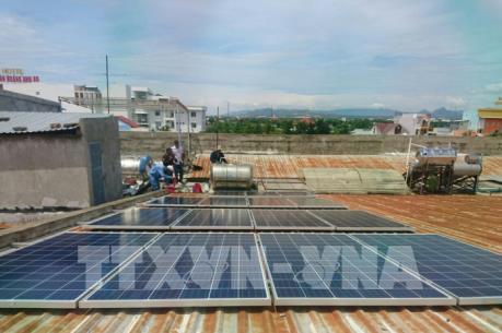 Làm gì để phát triển điện mặt trời áp mái?