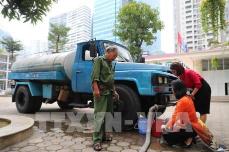 Tạm ’treo’ cấp nước chưa rõ thời hạn để xúc rửa đường ống sông Đà