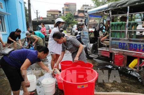 Người dân dùng mọi cách lấy nước miễn phí ở Nhà máy nước Hạ Đình
