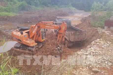 Bình Phước khai quật hàng trăm tấn rác thải đưa đi tiêu hủy