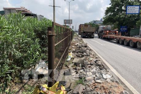 Tràn lan rác thải dọc dải phân cách trên quốc lộ 5