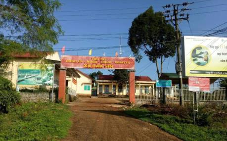 Cách chức nữ Chủ tịch UBND xã sử dụng bằng giả