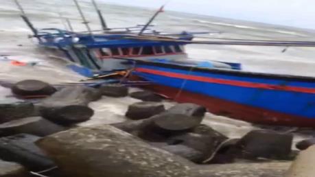 Bị sóng đánh vào kè chắn sóng, một tàu cá Bình Định nát vụn