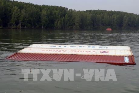 Chìm tàu chở gần 300 container trên sông Lòng Tàu