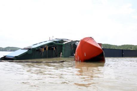 Tp. Hồ Chí Minh: Khẩn trương khắc phục sự cố chìm tàu trên sông Lòng Tàu