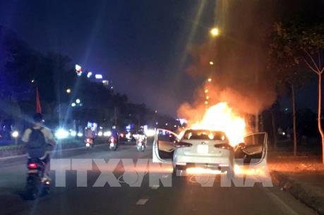 Xe ô tô con đột nhiên bốc cháy khi đang chạy