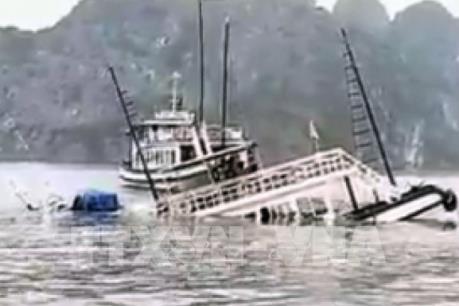 Một tàu du lịch bị chìm trên vịnh Hạ Long