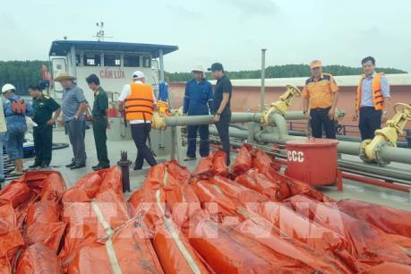Vụ chìm tàu trên sông Lòng Tàu: Thu gom được khoảng 30m3 dầu lẫn nước