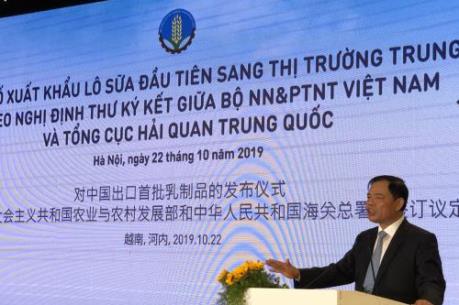 Tập đoàn TH xuất khẩu lô sữa đầu tiên sang Trung Quốc