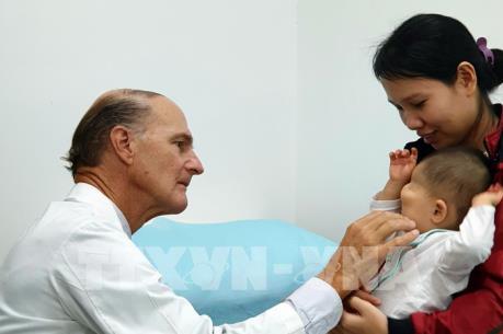 “Bàn tay vàng” McKay McKinnon sẽ mổ miễn phí cho 16 bệnh nhi Việt