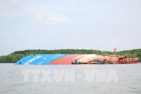 Trục vớt tàu chìm tàu trên sông Lòng Tàu xong trước 30/11