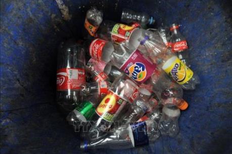 "Cha đẻ" của hàng chục nghìn chai, lọ nhựa vứt ra môi trường là ai?