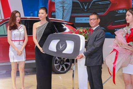 VinFast bàn giao xe 1,7 tỷ đồng cho đại sứ thương hiệu Ngô Thanh Vân