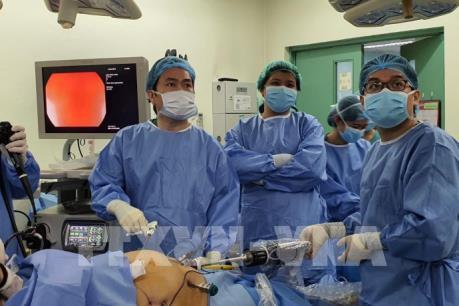 Bác sỹ Việt hướng dẫn phẫu thuật bằng rô bốt cho bệnh viện nước ngoài