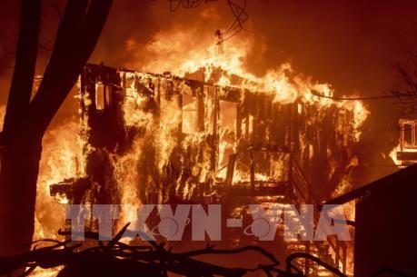 Sơ tán khẩn cấp vì cháy rừng ở California diễn biến phức tạp