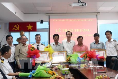 Khen thưởng tập thể và cá nhân cứu hộ, cứu nạn tàu chở container trên sông Lòng Tàu