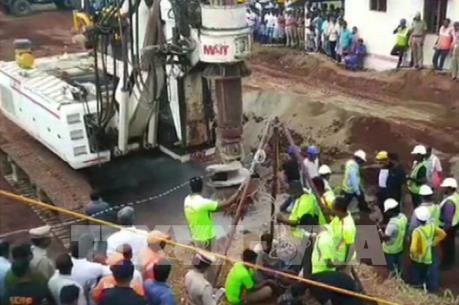 Chạy đua thời gian để cứu bé 2 tuổi rơi xuống giếng khoan