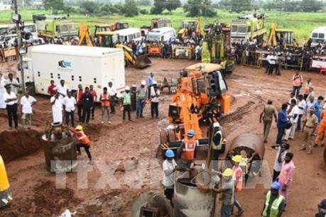 Bé trai mắc kẹt dưới giếng sâu 26m đã tử vong