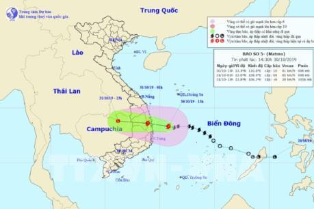 Bão số 5 di chuyển chậm hơn, tiến sát Quảng Ngãi đến Khánh Hòa