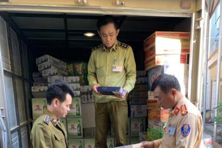Phát hiện và buộc tiêu hủy nhiều chai bia LiQ và thuốc lá nhập lậu
