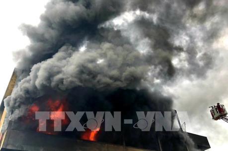 Cháy lớn tại kho nệm mút