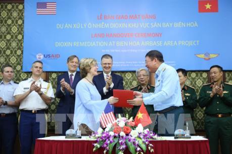 Bàn giao mặt bằng dự án xử lý ô nhiễm dioxin khu vực Sân bay Biên Hòa