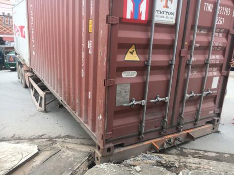 Thùng container rơi xuống đường làm một người chết