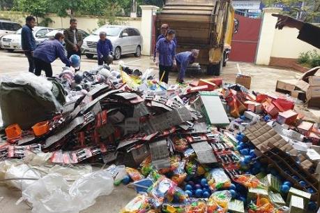 Tiêu hủy nhiều đồ chơi trẻ em, thực phẩm không đủ điều kiện lưu thông