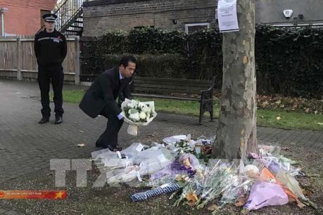 Cộng đồng Việt Nam tại Anh đặt hoa tưởng niệm 39 nạn nhân tại Essex