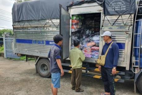 Thu giữ nhiều loại giày dép không rõ nguồn gốc