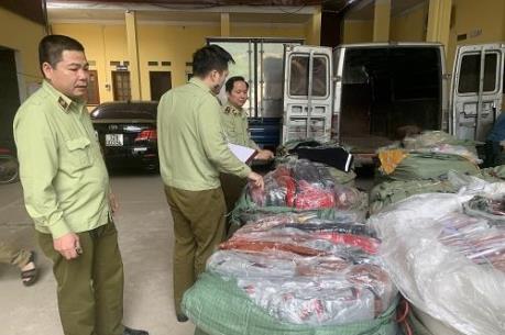Thu giữ lượng lớn túi xách giả da do Trung Quốc sản xuất