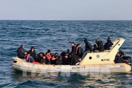 Anh bắt giữ 22 người di cư tại eo biển Manche