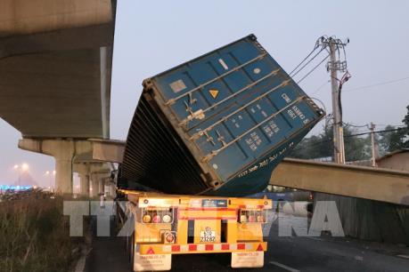 Xe container kéo sập dầm bê-tông cầu bộ hành đang thi công