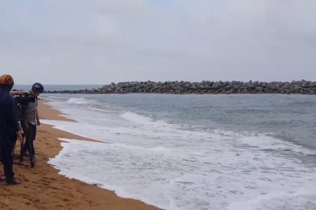 Kè biển bảo vệ Cảng hàng không Tuy Hòa bị ảnh hưởng bởi triều cường